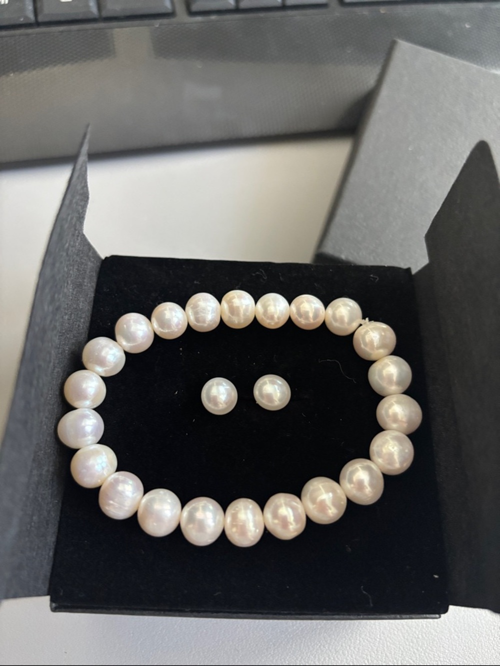 Classic White Freshwater Pearl Bracelet and Stud Earrings Set. New never worn